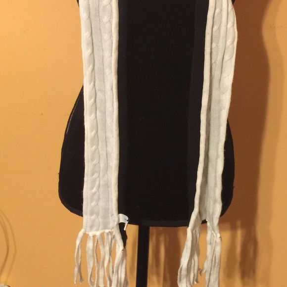 Xtra Long Blk & Wht Reversible Scarf🧣 - Picture 6 of 15